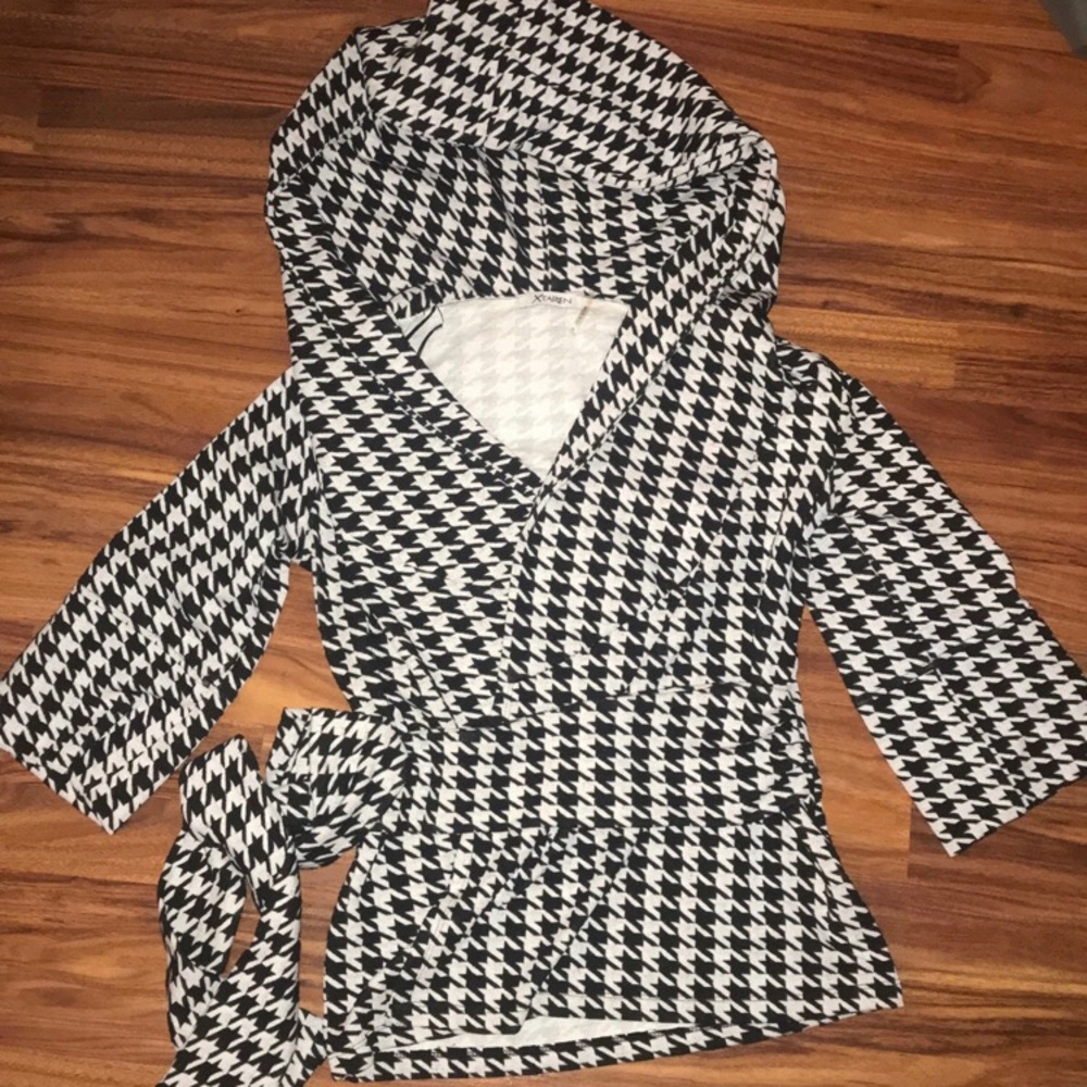 Houndstooth hooded cardigan wrap. Attached belt. Attached hood.